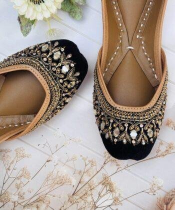 Golden Black jutti for women small panja handmade leather mojdi