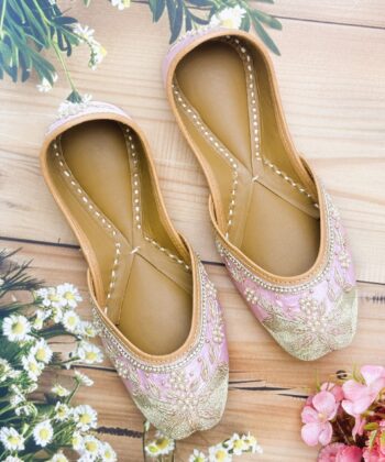 pink mojari, mojri, mojdi, with golden dabka