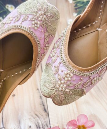 pink jooti with golden dabka